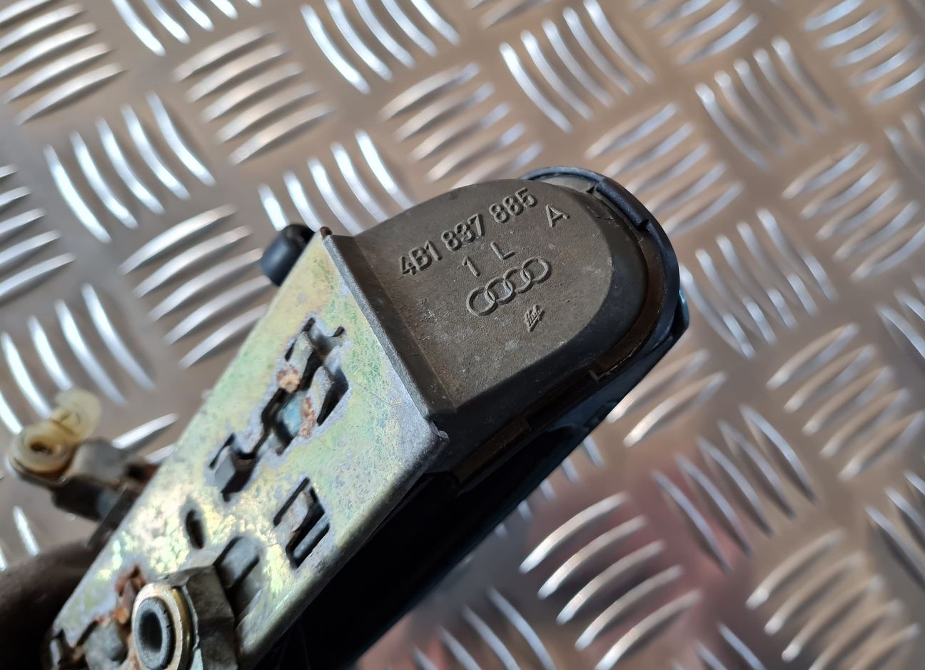 Priekšējāis kreisais durvju rokturis priekš AUDI A6 1998