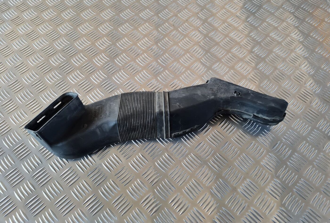 Gaisa filtra korpusa caurule priekš AUDI A6 1998 2 Gaisa filtra korpusa caurule priekš AUDI A6 1998