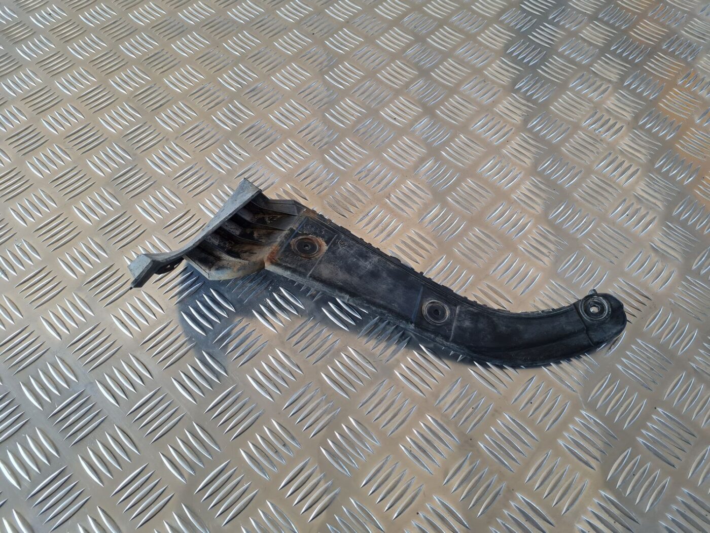 Aizmugurējā spārna un bufera stiprinājums priekš AUDI A6 1998