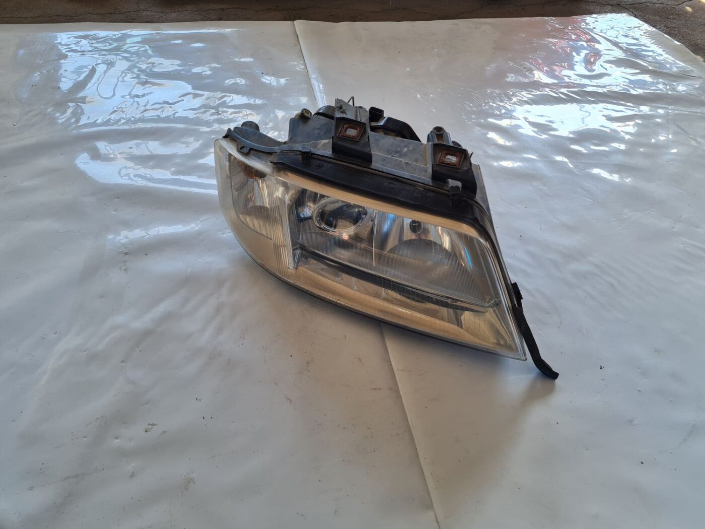 Priekšējais labais lukturis priekš AUDI A6 1998 1 Priekšējais labais lukturis priekš AUDI A6 1998