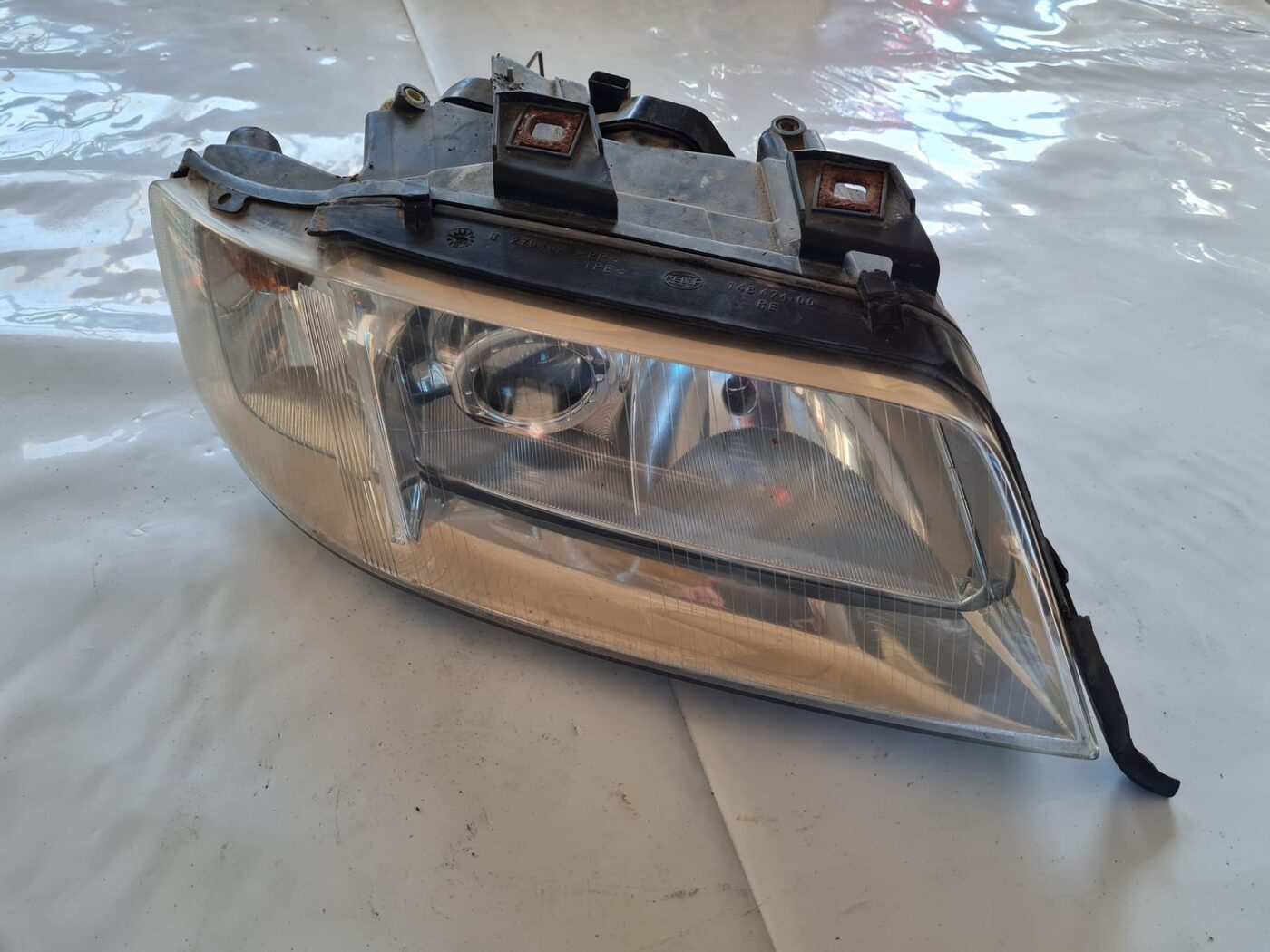 Priekšējais labais lukturis priekš AUDI A6 1998 2 Priekšējais labais lukturis priekš AUDI A6 1998