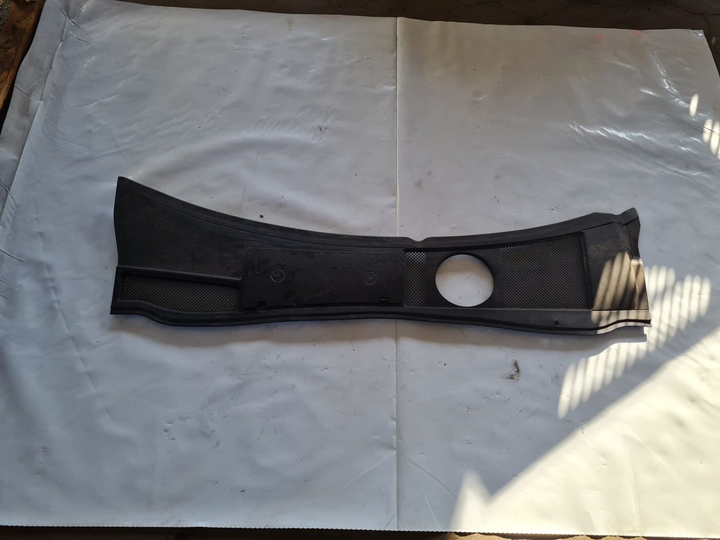 Vējstikla uzlikas (deflektora) režģis priekš AUDI A6 1998 1 Vējstikla uzlikas (deflektora) režģis priekš AUDI A6 1998