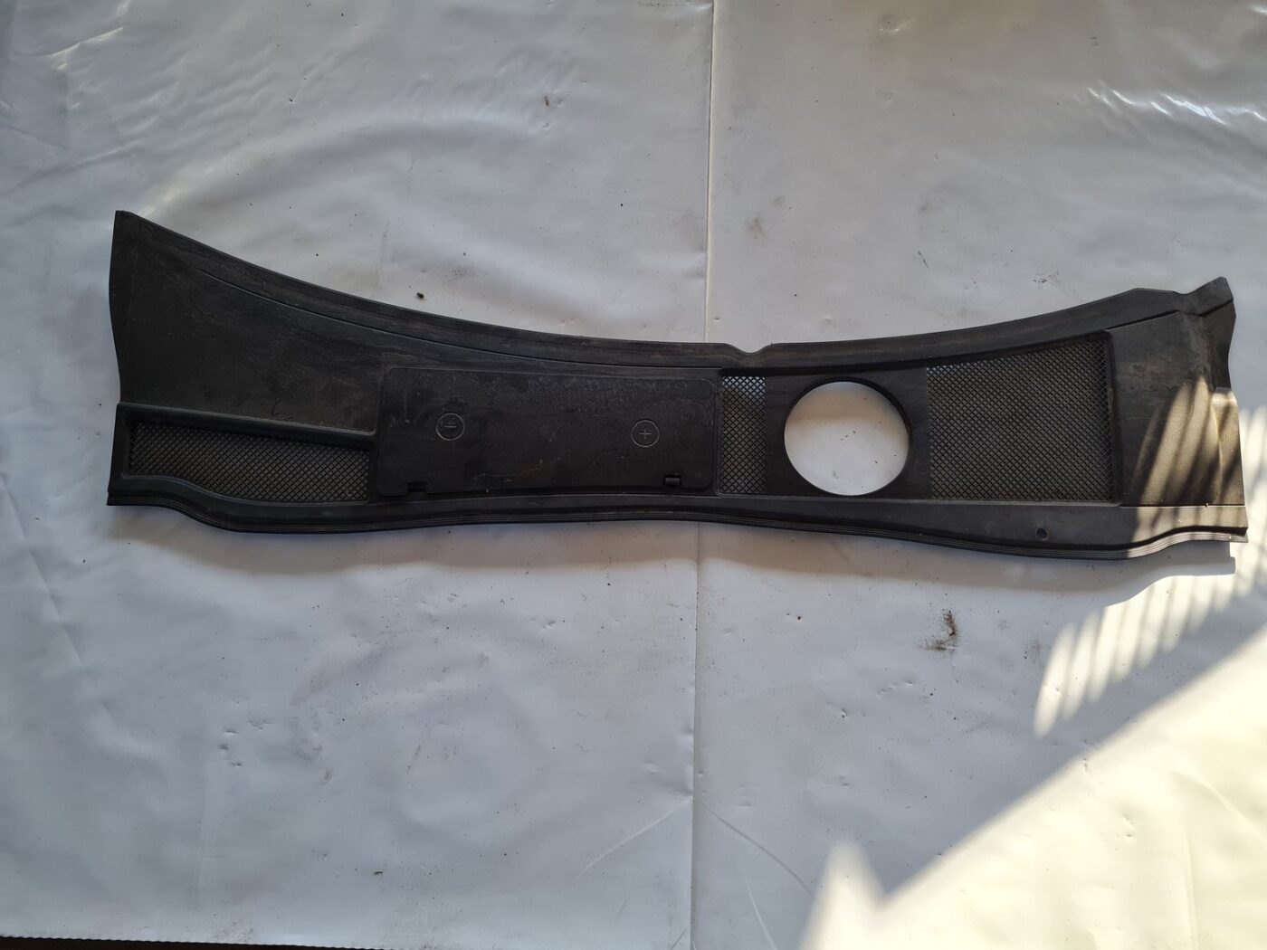 Vējstikla uzlikas (deflektora) režģis priekš AUDI A6 1998 2 Vējstikla uzlikas (deflektora) režģis priekš AUDI A6 1998