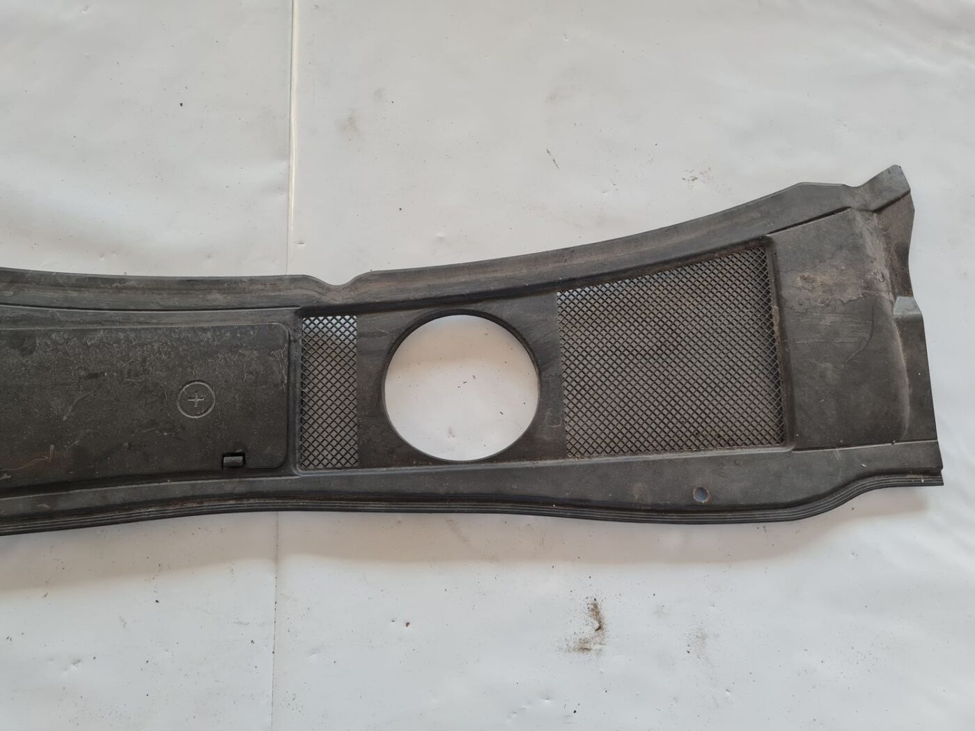 Vējstikla uzlikas (deflektora) režģis priekš AUDI A6 1998 7 Vējstikla uzlikas (deflektora) režģis priekš AUDI A6 1998