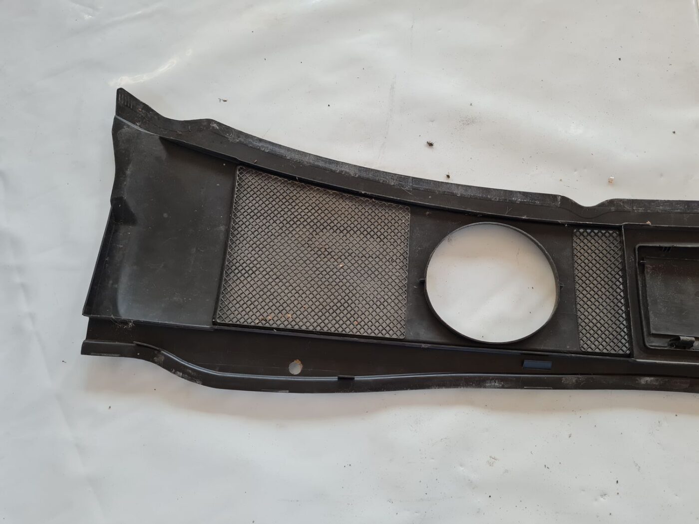 Vējstikla uzlikas (deflektora) režģis priekš AUDI A6 1998 5 Vējstikla uzlikas (deflektora) režģis priekš AUDI A6 1998