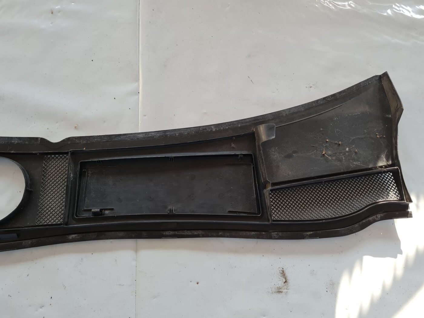 Vējstikla uzlikas (deflektora) režģis priekš AUDI A6 1998 4 Vējstikla uzlikas (deflektora) režģis priekš AUDI A6 1998