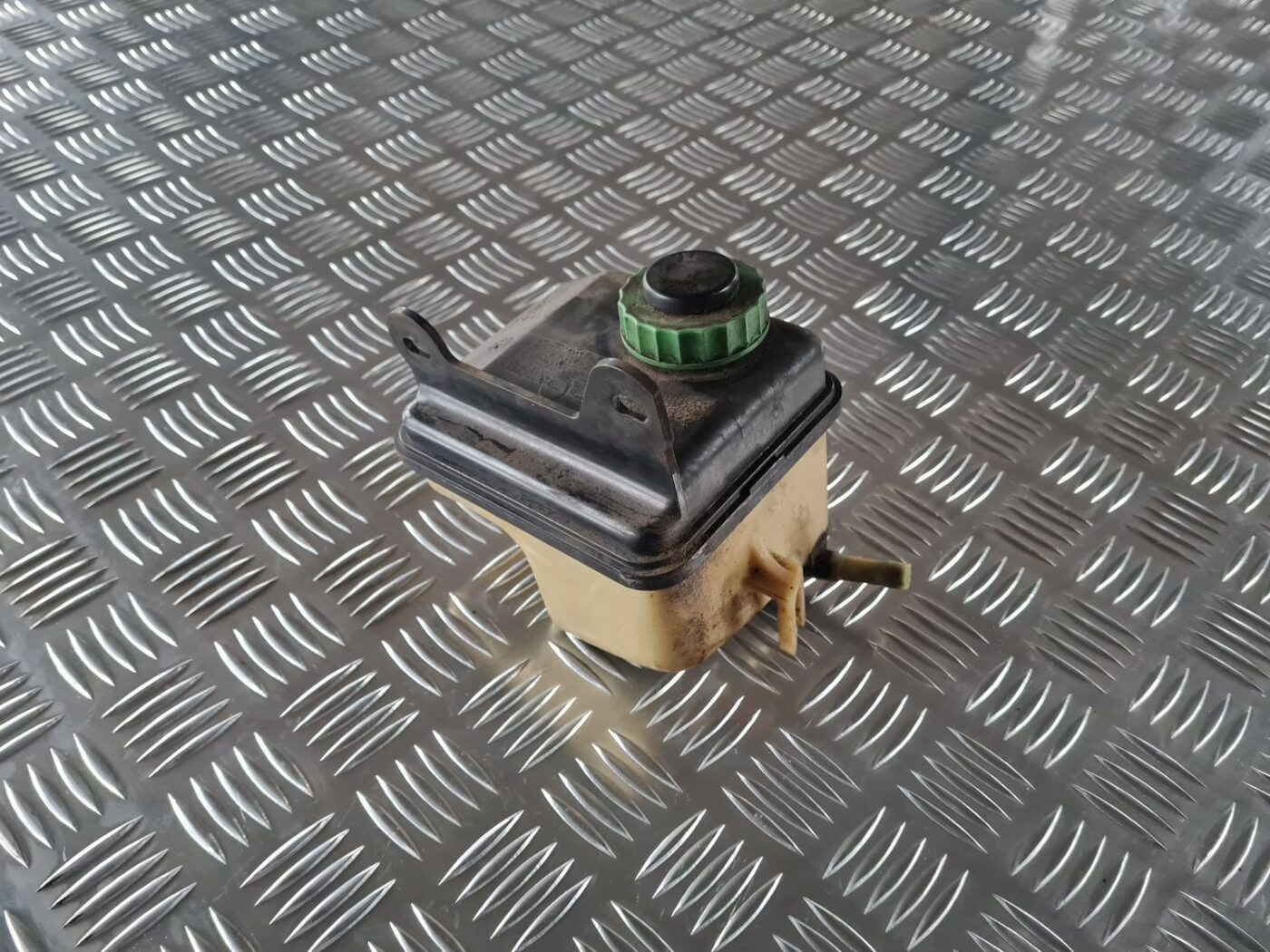 Stūres pastiprinātāja tvertne priekš AUDI 80 1991