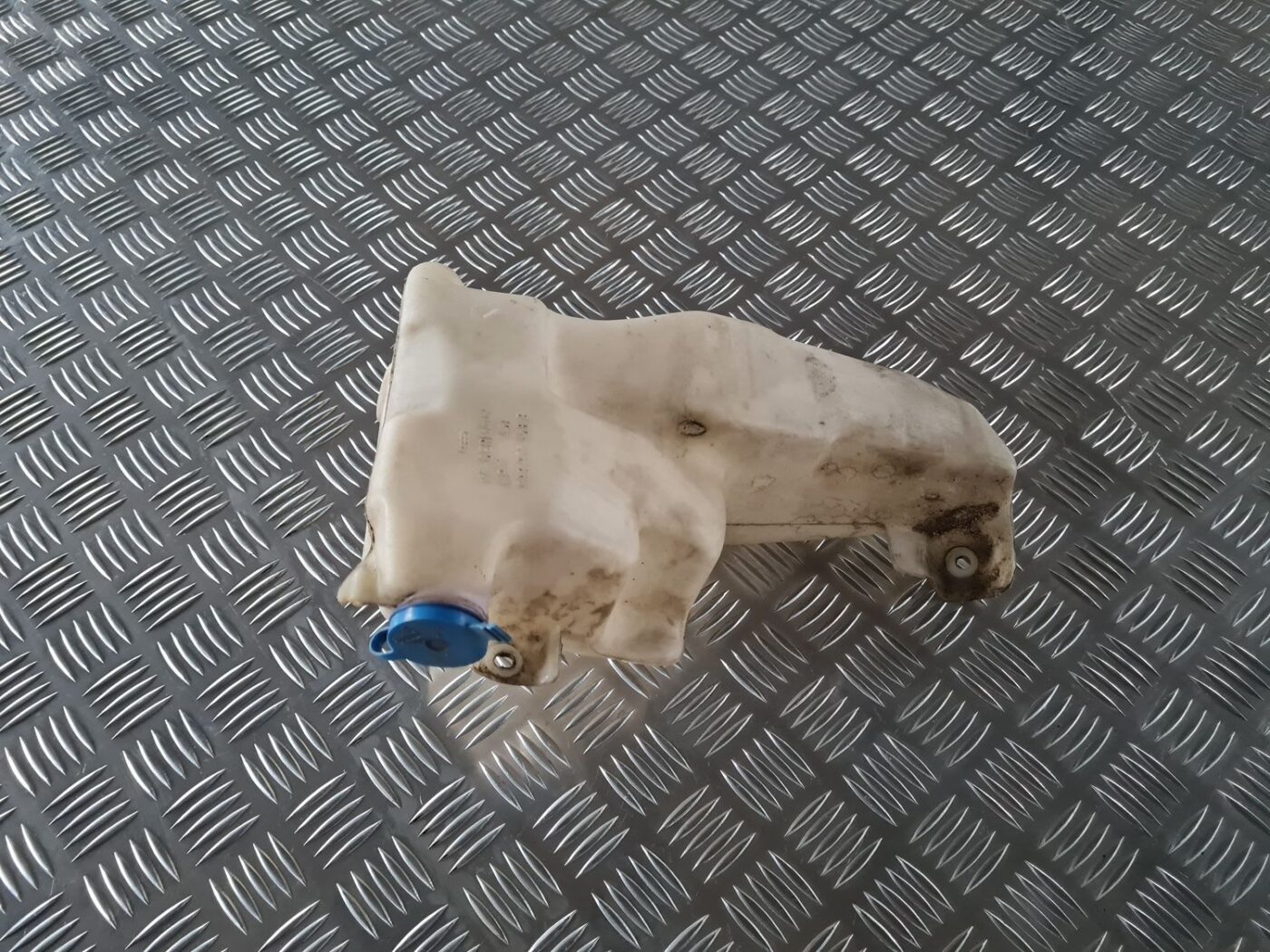 Mazgātāja šķidruma tvertne priekš AUDI 80 1991