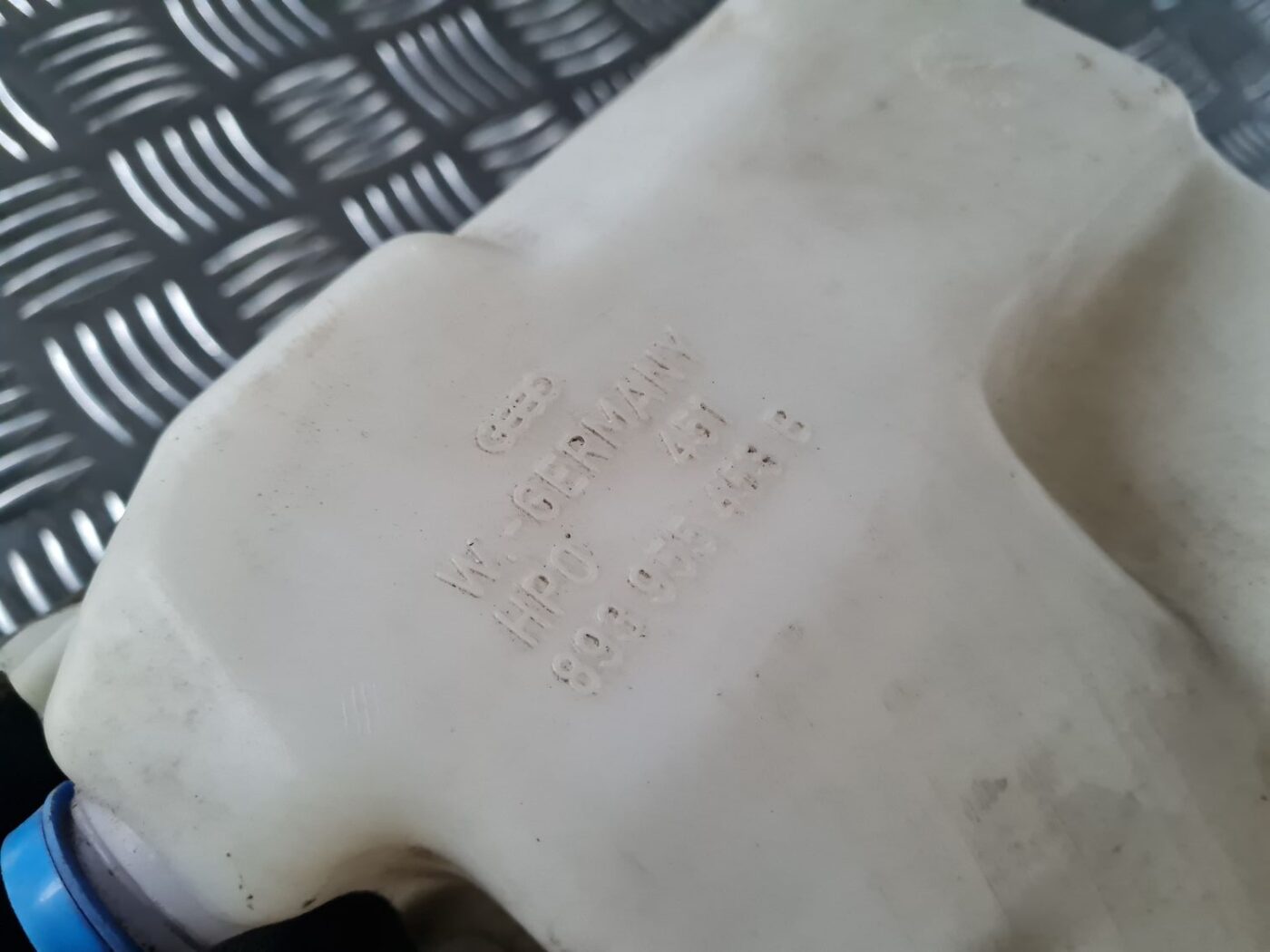 Mazgātāja šķidruma tvertne priekš AUDI 80 1991