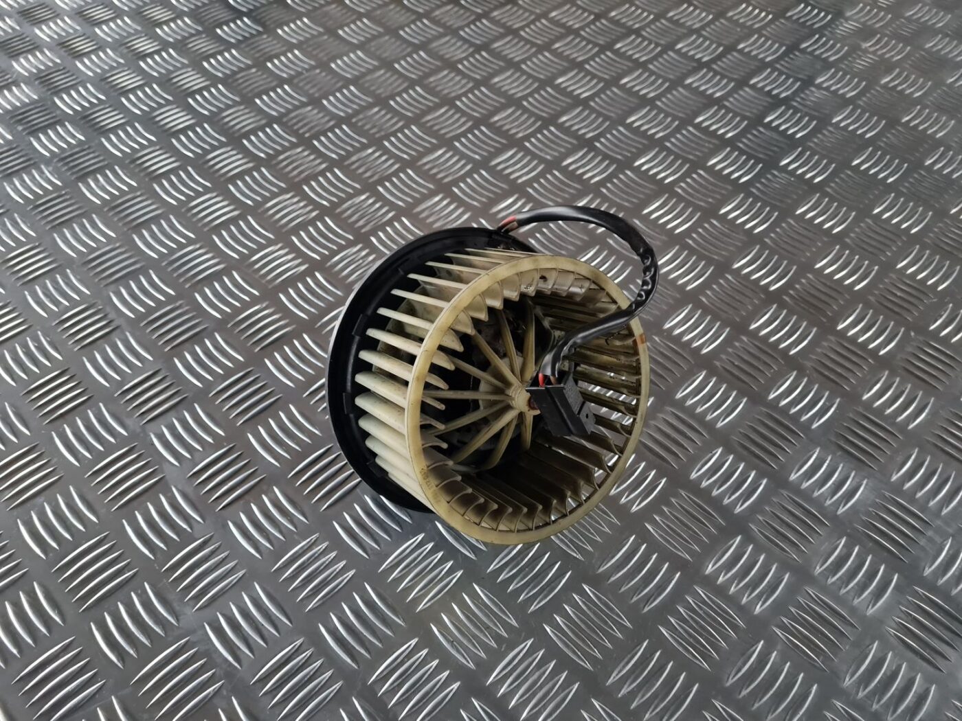 Salona ventilators priekš AUDI 80 1991