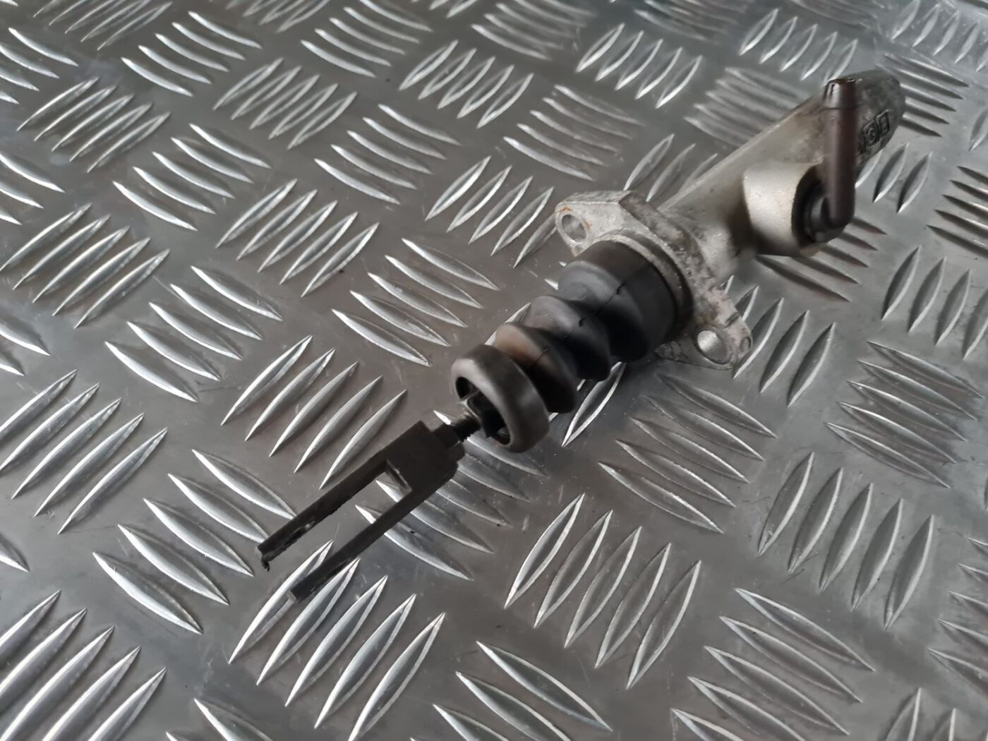 Sajūga galvenais cilindrs priekš AUDI 80 1991 3 Sajūga galvenais cilindrs priekš AUDI 80 1991