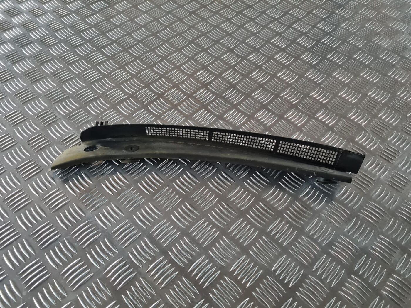 Vējstikla uzlikas (deflektora) režģis priekš AUDI 80 1991