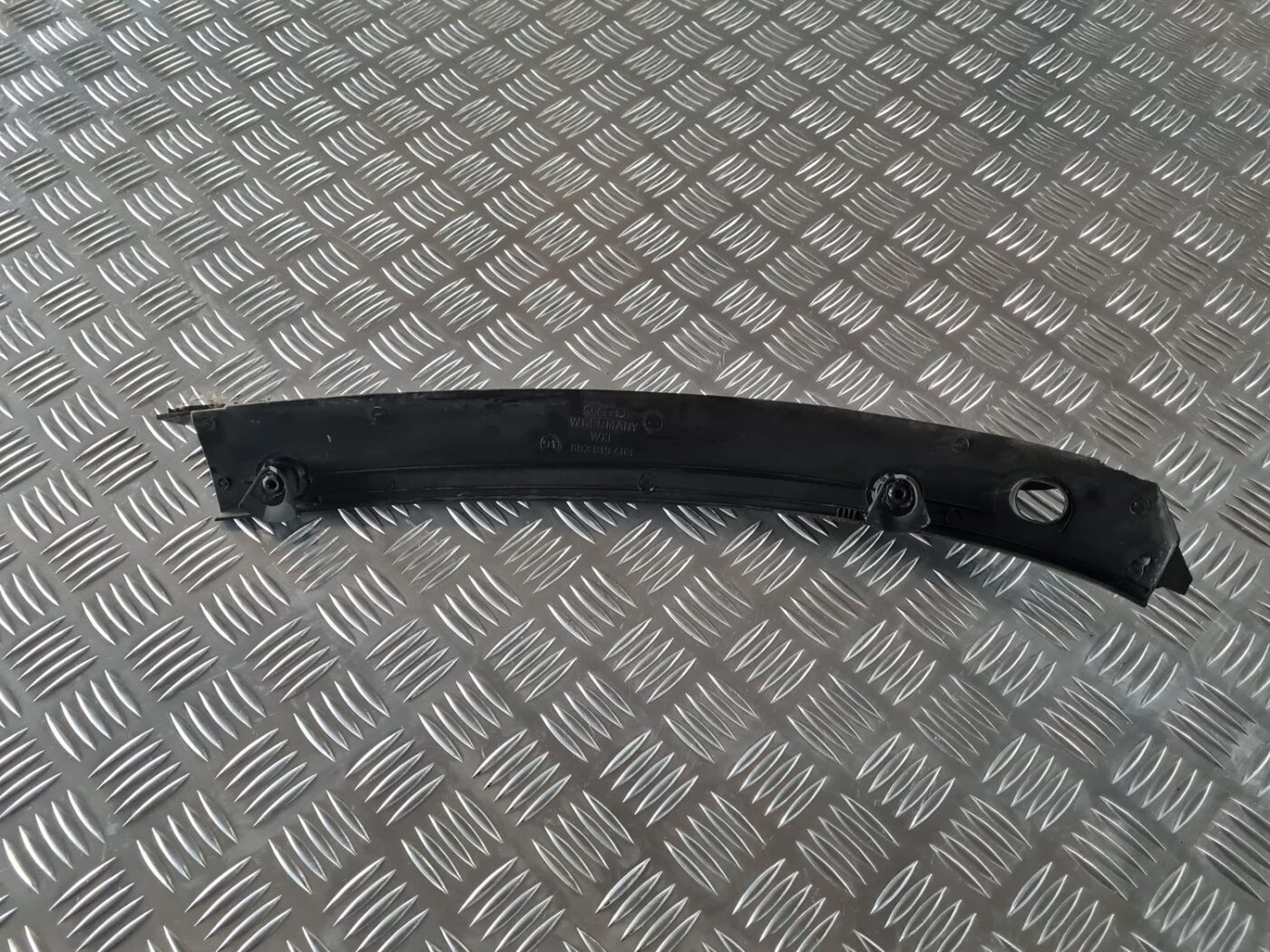 Vējstikla uzlikas (deflektora) režģis priekš AUDI 80 1991