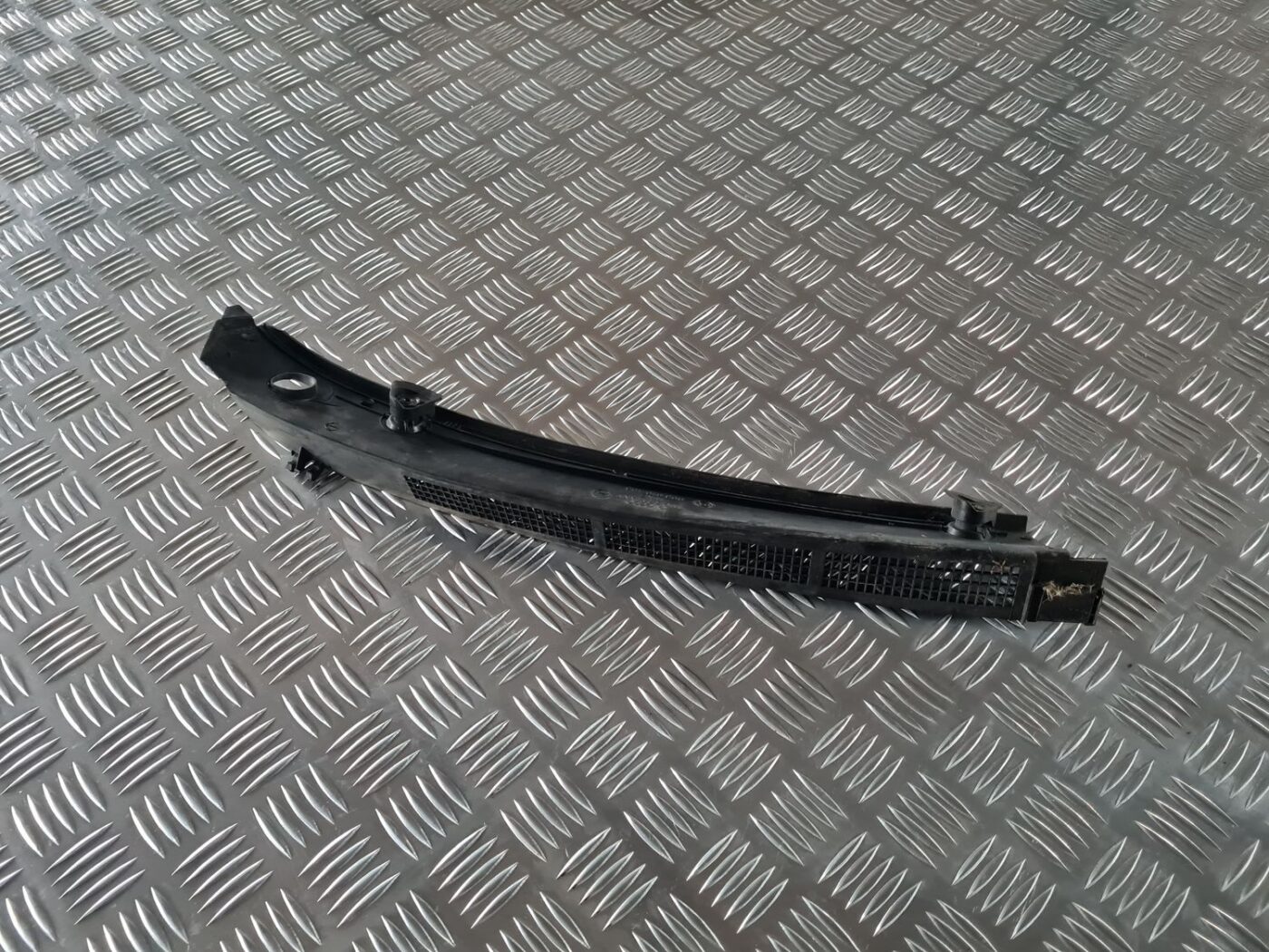Vējstikla uzlikas (deflektora) režģis priekš AUDI 80 1991