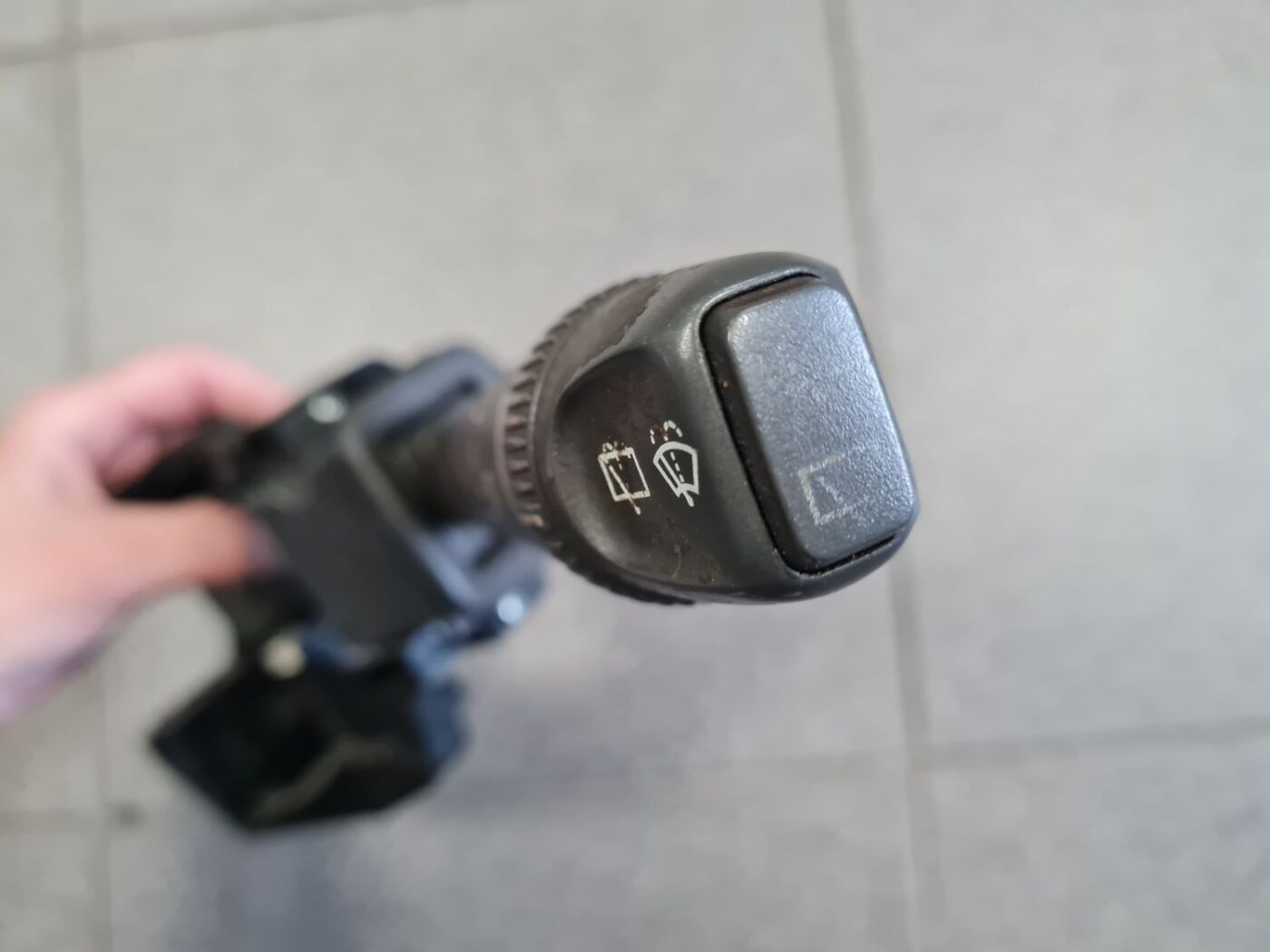 Stikla tīrītāja slēdzis priekš VOLVO V70 2004 7 Stikla tīrītāja slēdzis priekš VOLVO V70 2004