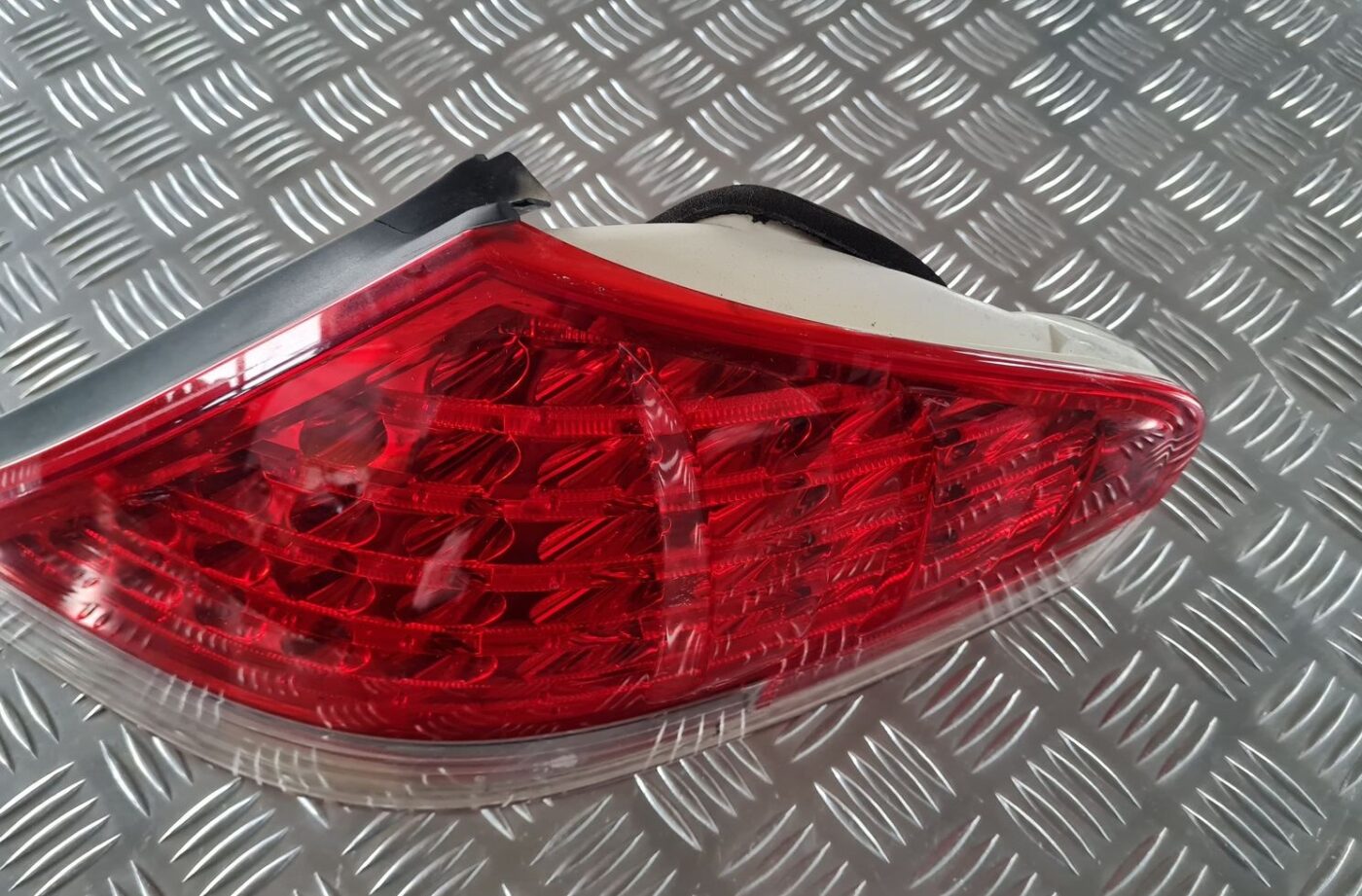 Aizmugurējais labais lukturis priekš BMW 6 E63 645 2004 6 Aizmugurējais labais lukturis priekš BMW 6 E63 645 2004