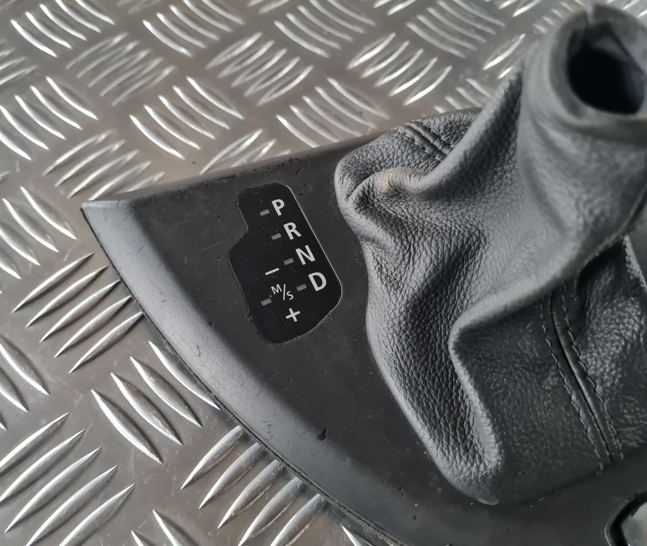 Pārnesumu pārslēgšanas kloķa auduma pārvalks priekš BMW 6 E63 645 2004 2 Pārnesumu pārslēgšanas kloķa auduma pārvalks priekš BMW 6 E63 645 2004