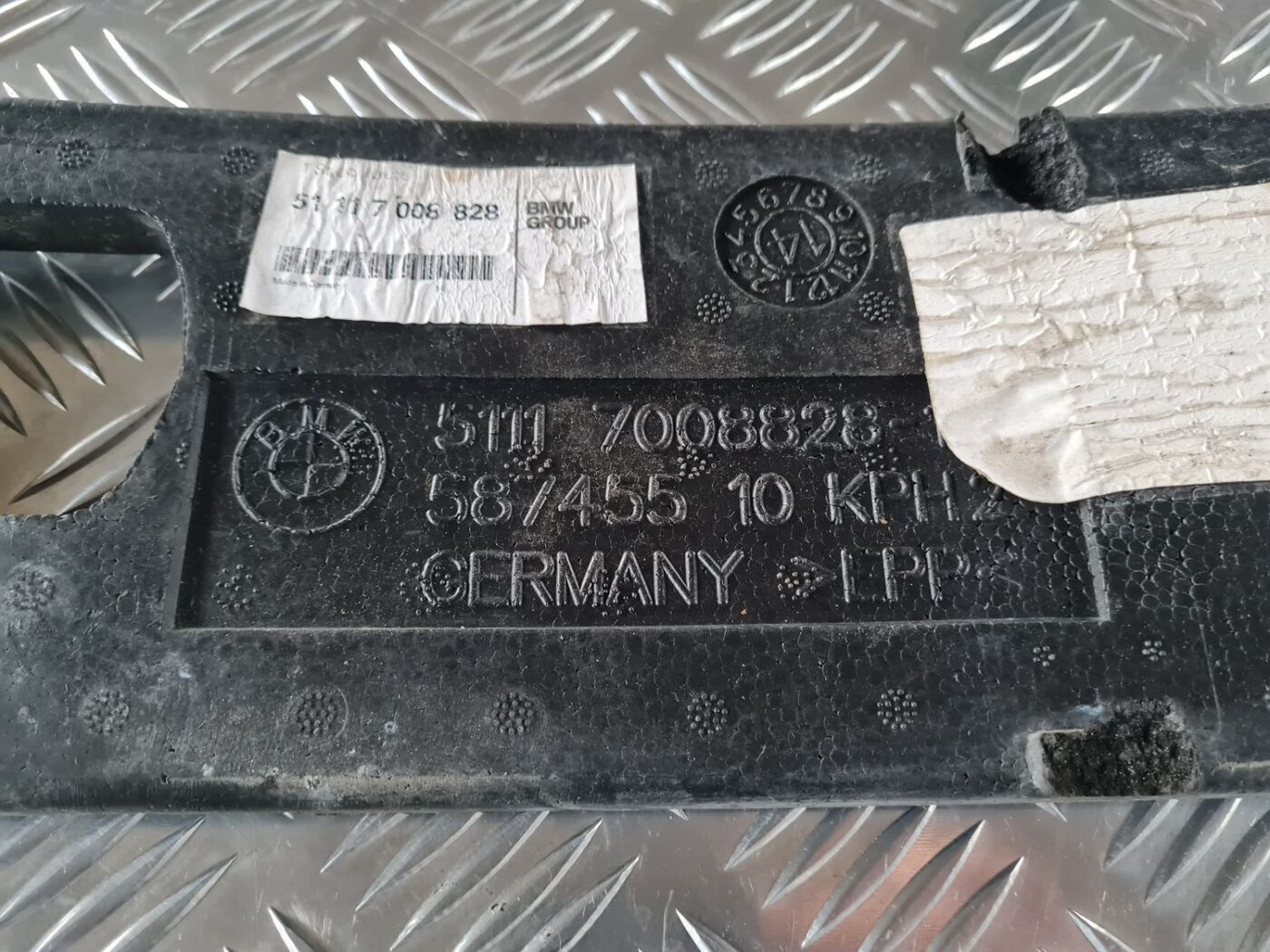 Priekšēja bufera putuplasts priekš BMW 6 E63 645 2004 2 Priekšēja bufera putuplasts priekš BMW 6 E63 645 2004