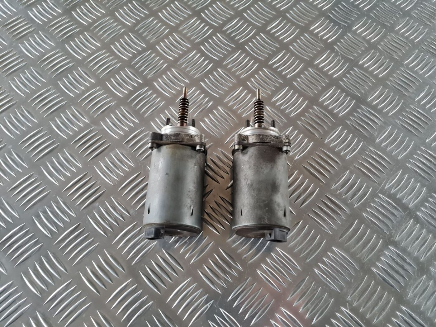 Sadales vārpstas regulētājs priekš BMW 6 E63 645 2004