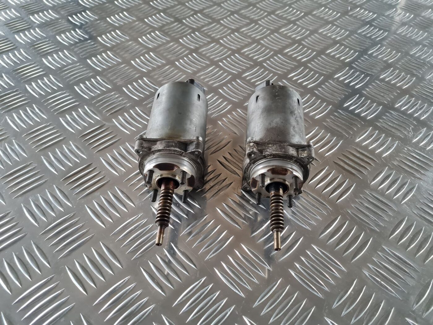 Sadales vārpstas regulētājs priekš BMW 6 E63 645 2004