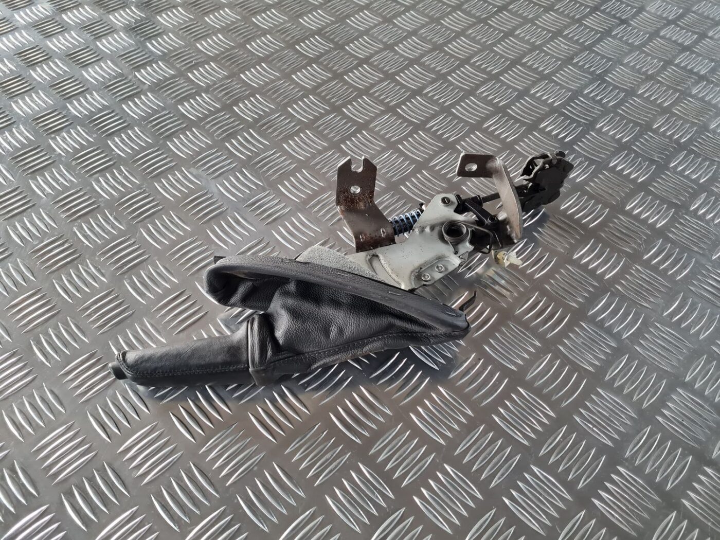 Stāvbremzes svira priekš BMW 6 E63 645 2004 4 Stāvbremzes svira priekš BMW 6 E63 645 2004