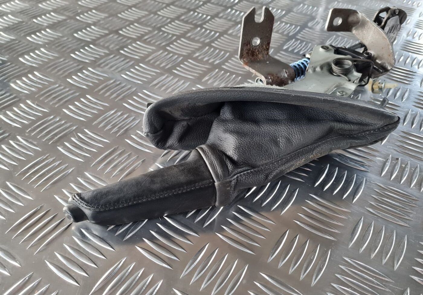 Stāvbremzes svira priekš BMW 6 E63 645 2004 3 Stāvbremzes svira priekš BMW 6 E63 645 2004