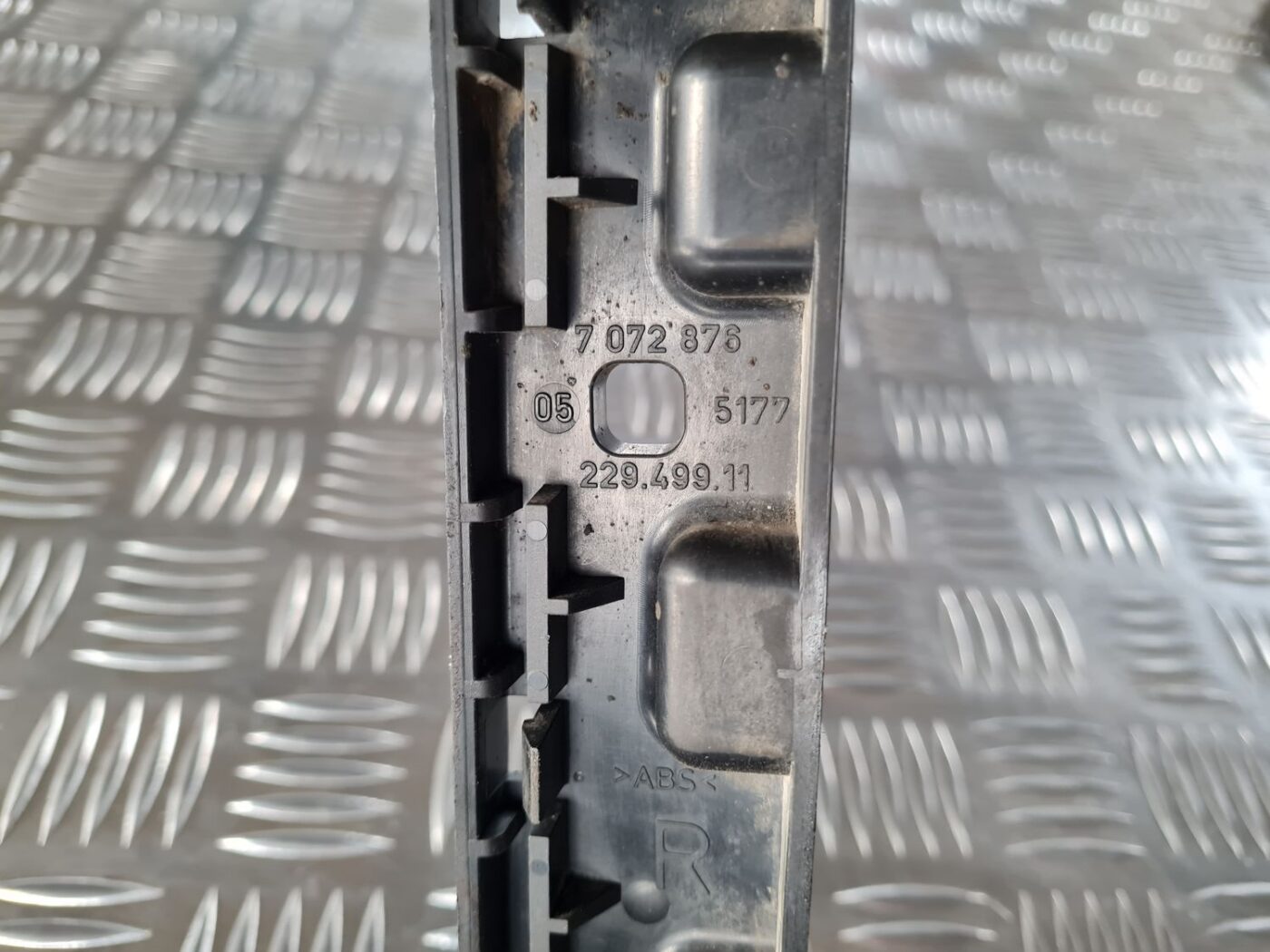 Sliekšņa kronšteins priekš BMW 6 E63 645 2004 4 Sliekšņa kronšteins priekš BMW 6 E63 645 2004