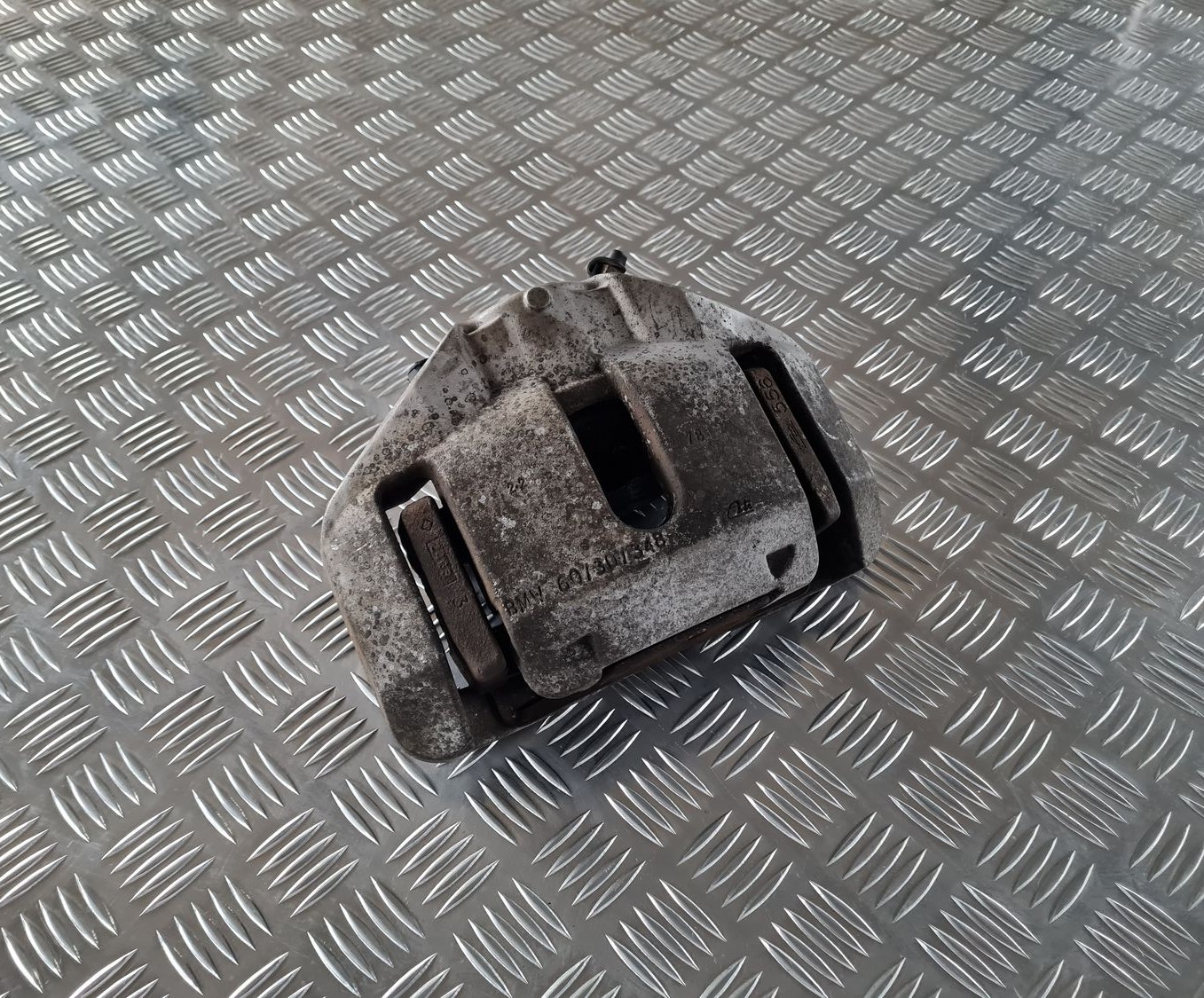 Priekšējais labais suports priekš BMW 6 E63 645 2004 1 Priekšējais labais suports priekš BMW 6 E63 645 2004