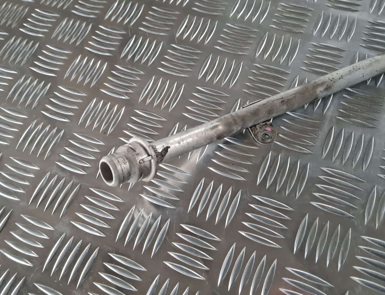 Dzesēšanas caurule priekš BMW 6 E63 645 2004 3 Dzesēšanas caurule priekš BMW 6 E63 645 2004