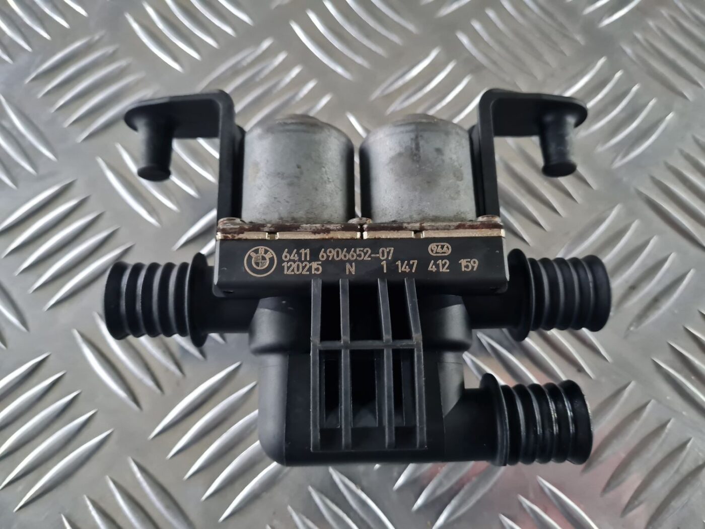 Apsildes radiatora vārsts priekš BMW 6 E63 645 2004 2 Apsildes radiatora vārsts priekš BMW 6 E63 645 2004