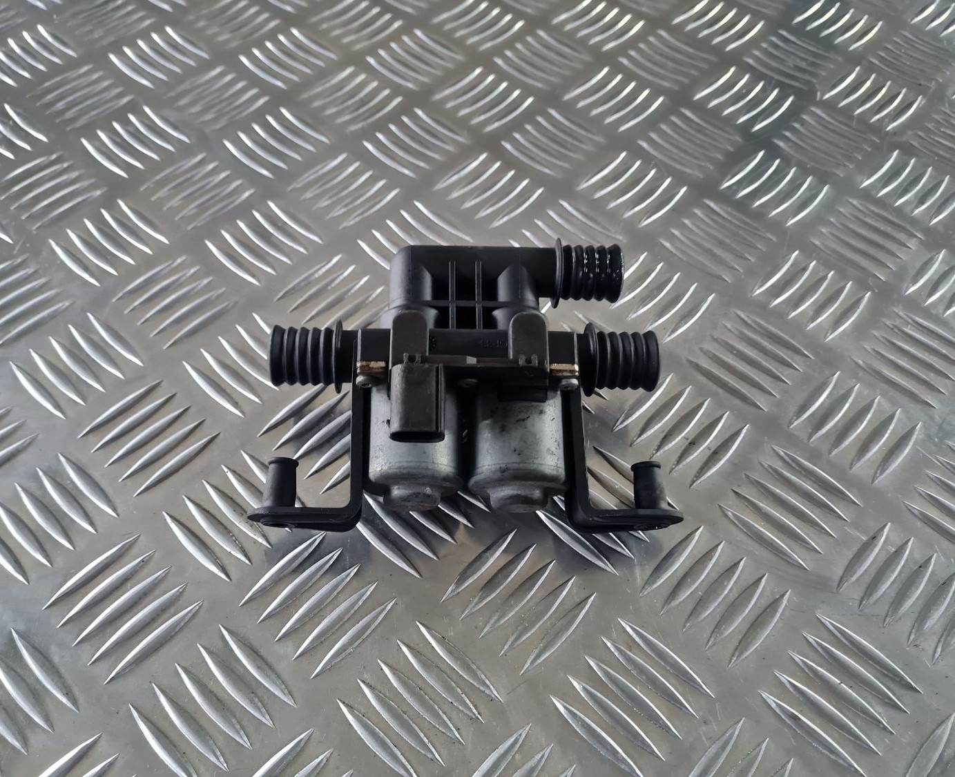 Apsildes radiatora vārsts priekš BMW 6 E63 645 2004 4 Apsildes radiatora vārsts priekš BMW 6 E63 645 2004