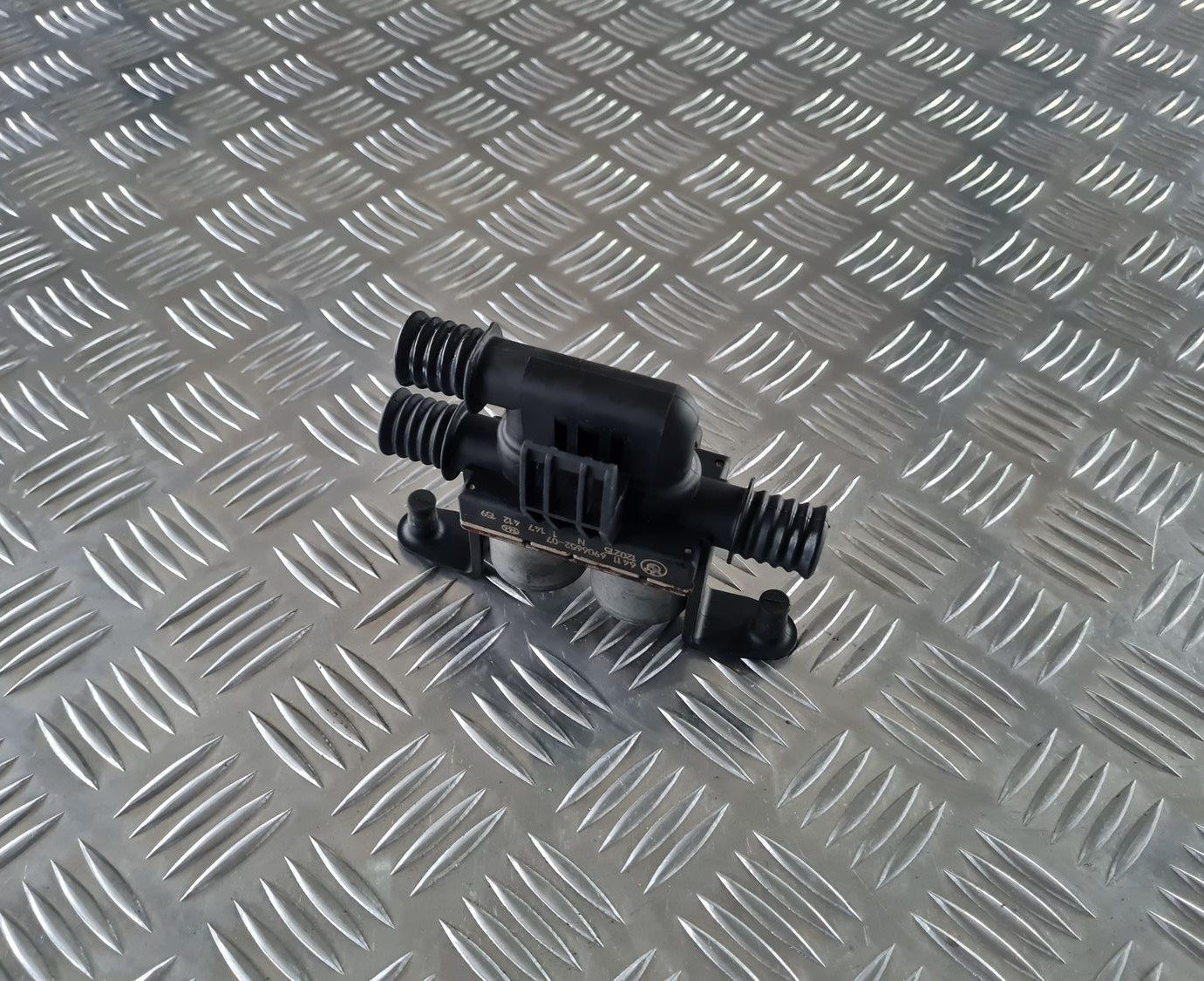 Apsildes radiatora vārsts priekš BMW 6 E63 645 2004 3 Apsildes radiatora vārsts priekš BMW 6 E63 645 2004