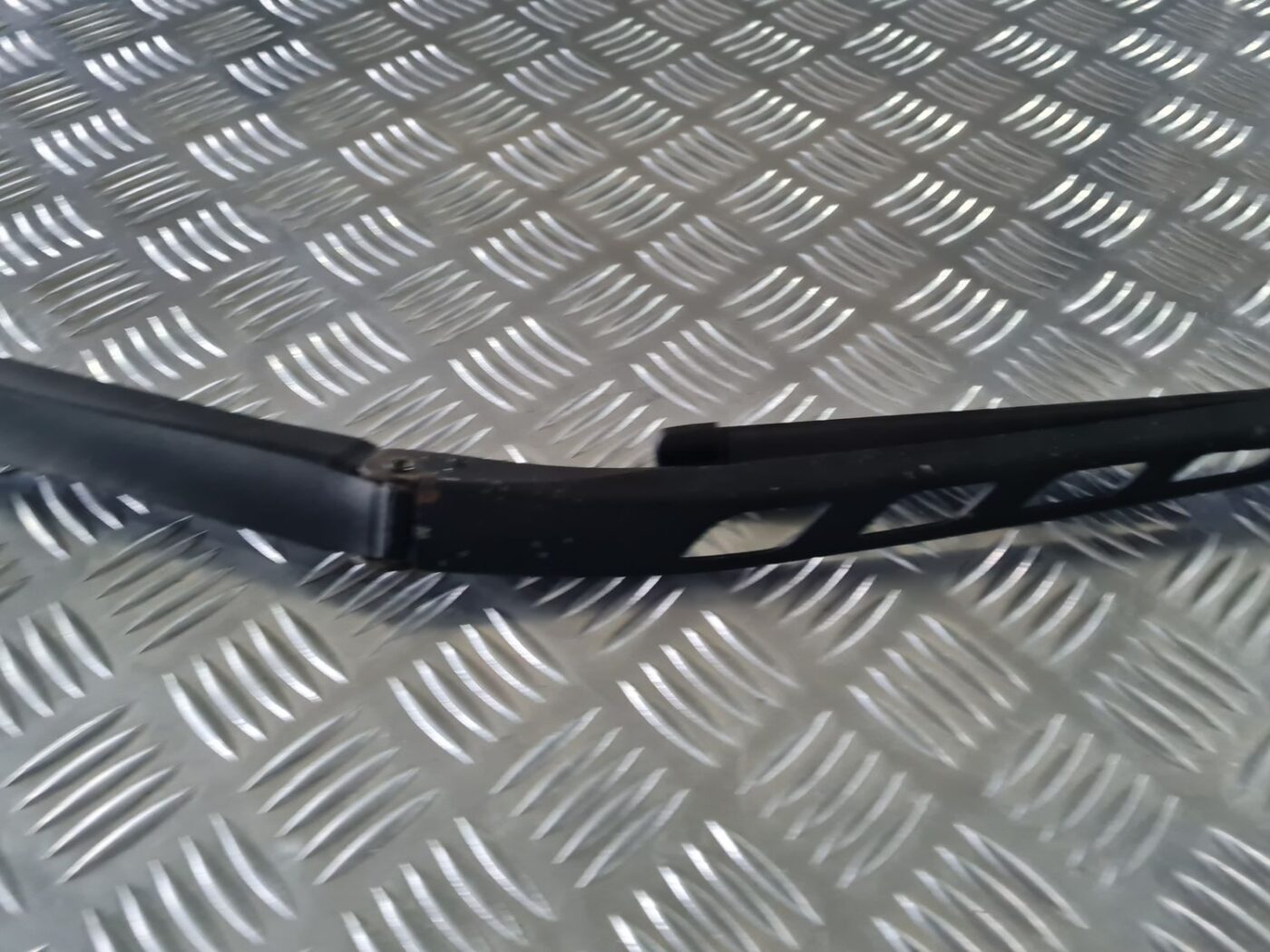 Vējstikla slotu turētājs priekš BMW 6 E63 645 2004 5 Vējstikla slotu turētājs priekš BMW 6 E63 645 2004