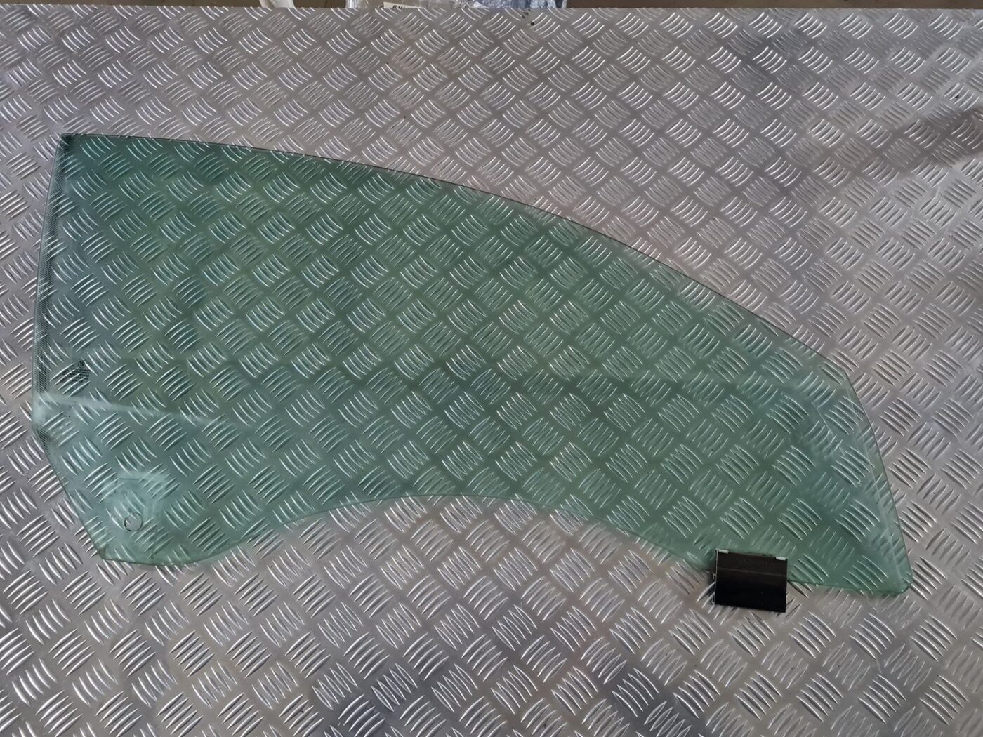 Priekšējo labo durvju stikls priekš BMW 6 E63 645 2004