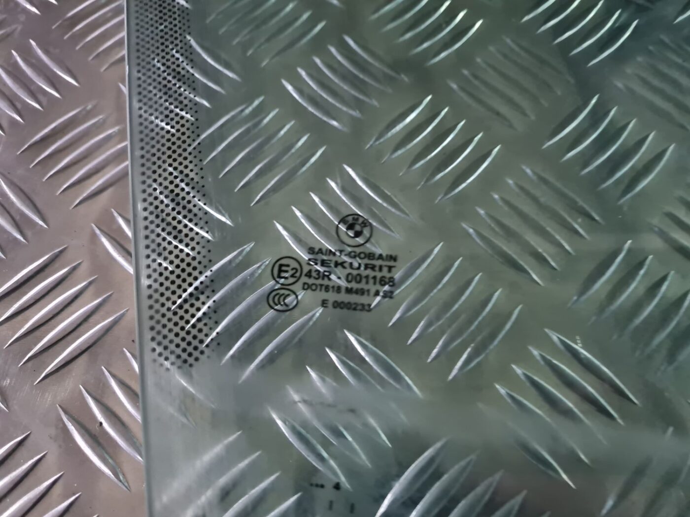 Priekšējo labo durvju stikls priekš BMW 6 E63 645 2004