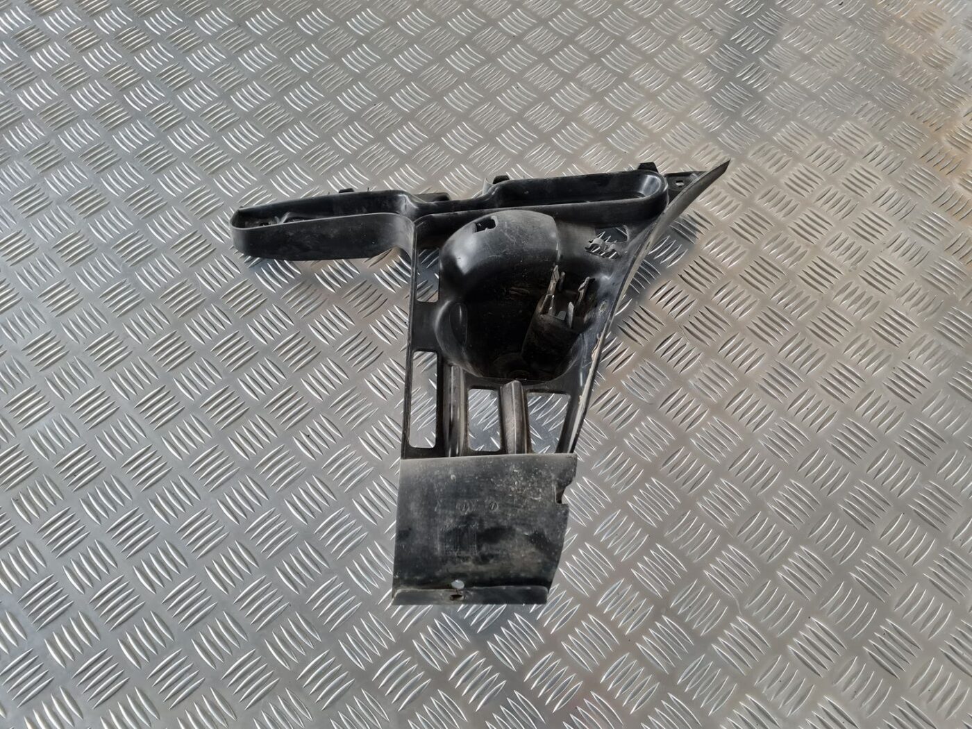 Aizmugurēja bufera kronšteins priekš BMW 6 E63 645 2004