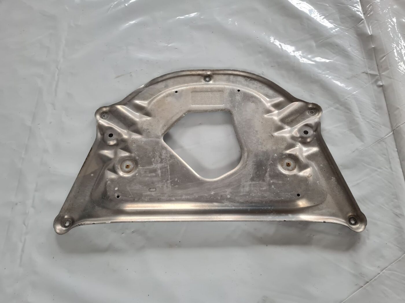 Dzinēja aizsargs priekš BMW 6 E63 645 2004 1 Dzinēja aizsargs priekš BMW 6 E63 645 2004