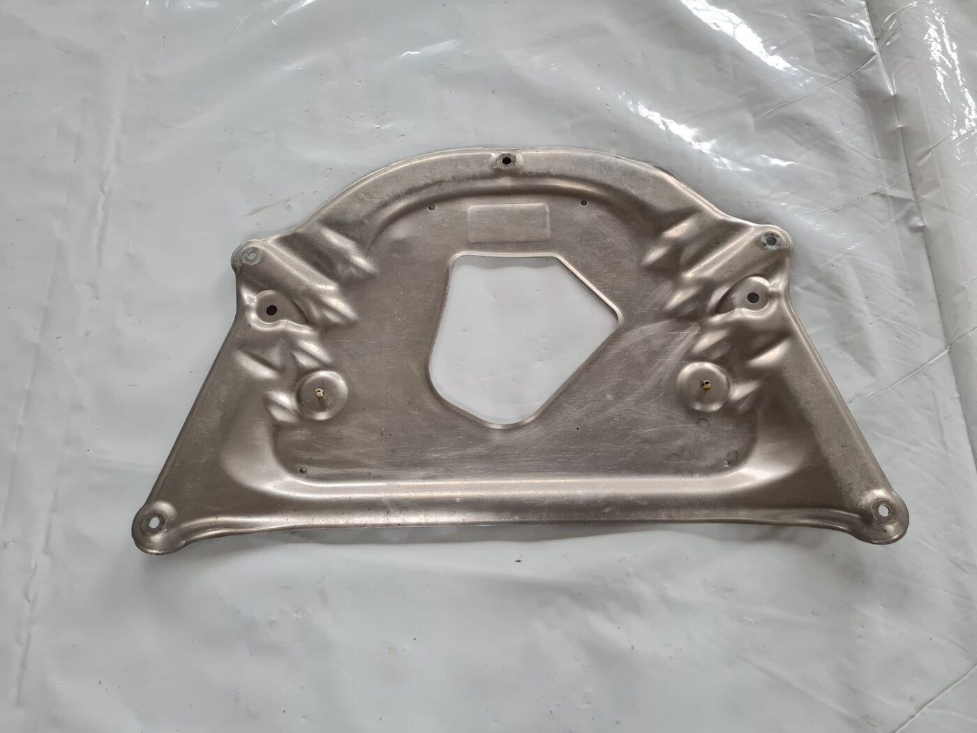 Dzinēja aizsargs priekš BMW 6 E63 645 2004 3 Dzinēja aizsargs priekš BMW 6 E63 645 2004