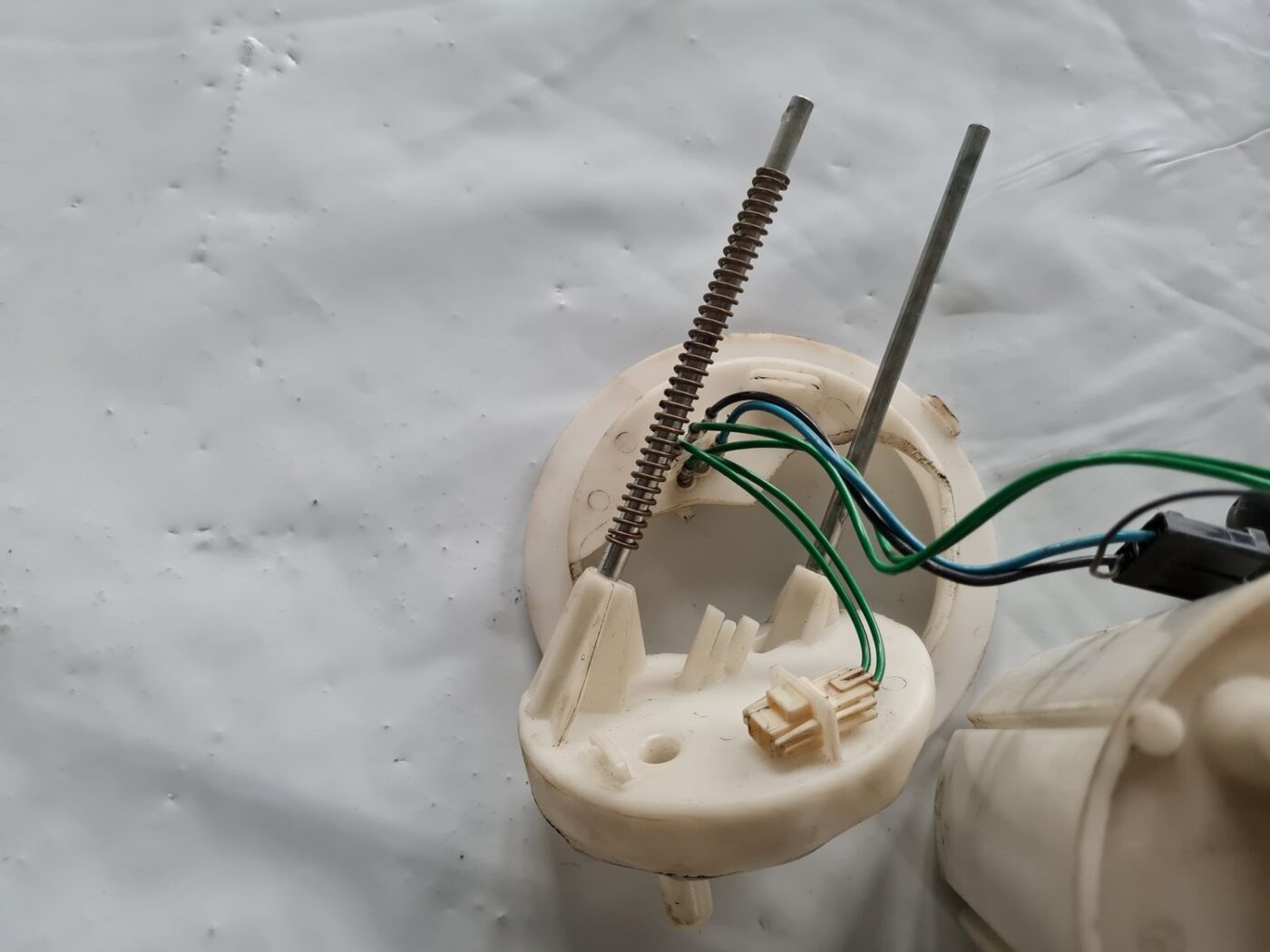 Degvielas tvertnes sūknis priekš BMW 6 E63 645 2004 6 Degvielas tvertnes sūknis priekš BMW 6 E63 645 2004