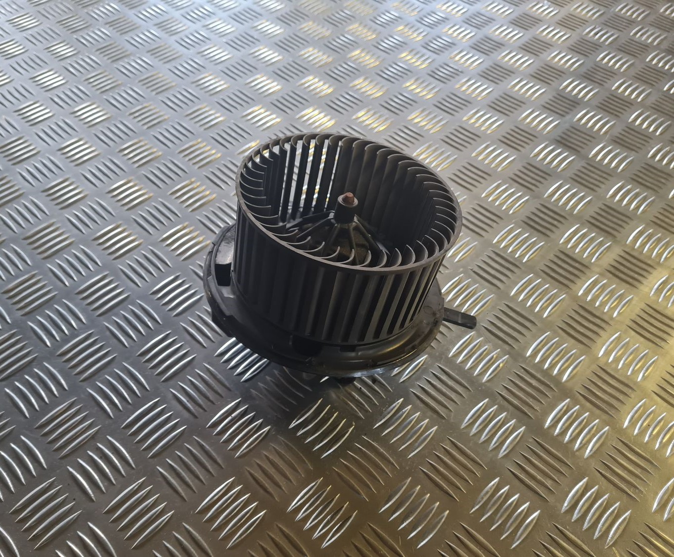 Salona ventilators priekš VW GOLF 5 2004 1 Salona ventilators priekš VW GOLF 5 2004