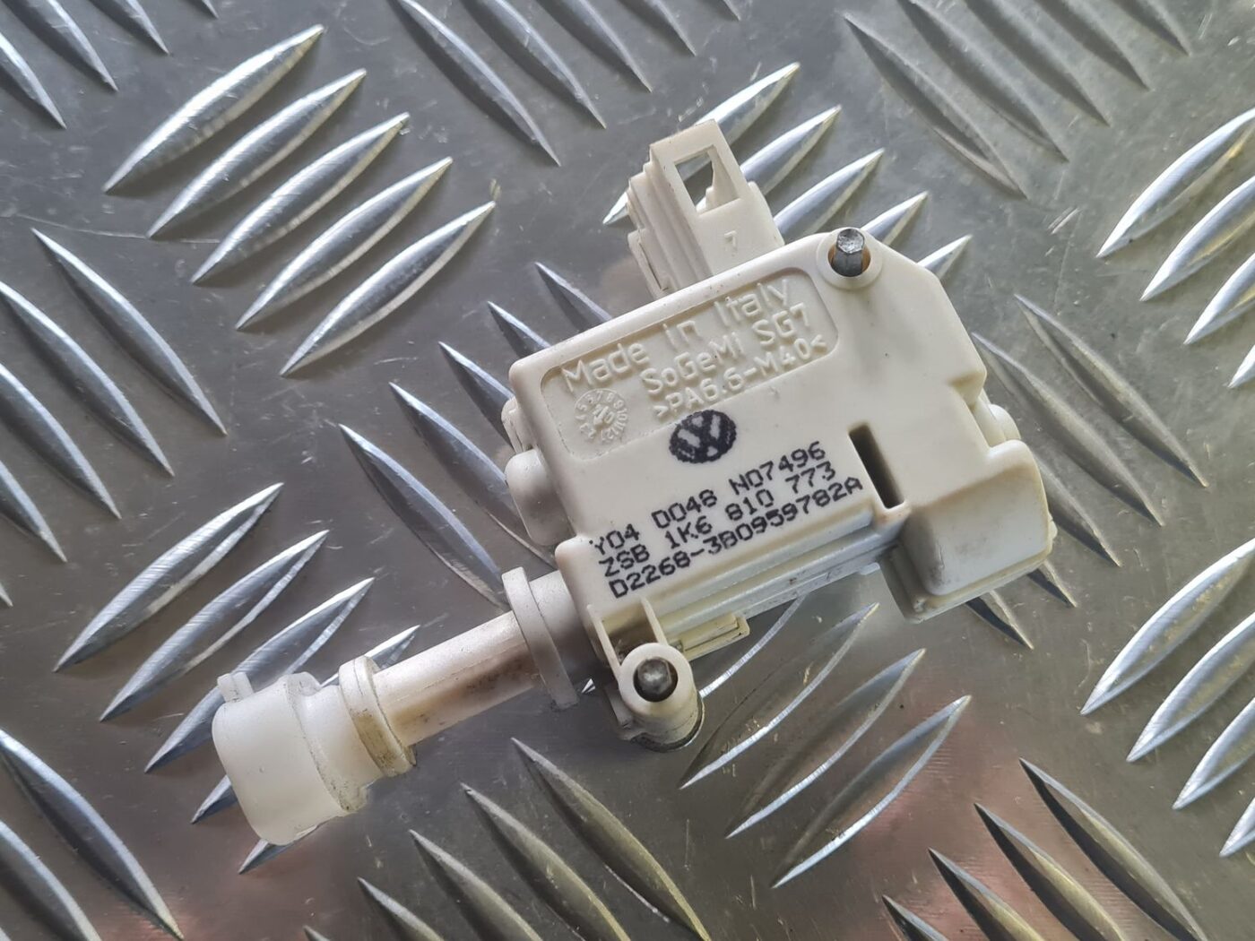 Degvielas tvertnes vāka slēdzene priekš VW GOLF 5 2004