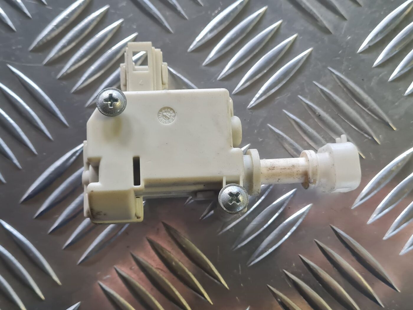 Degvielas tvertnes vāka slēdzene priekš VW GOLF 5 2004