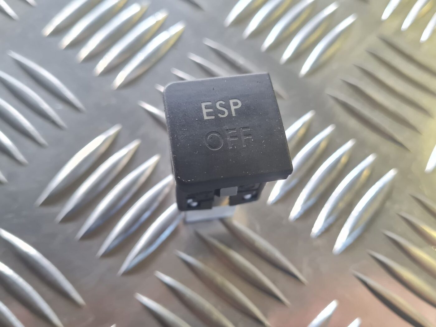 ESP poga priekš VW GOLF 5 2004 2 ESP poga priekš VW GOLF 5 2004