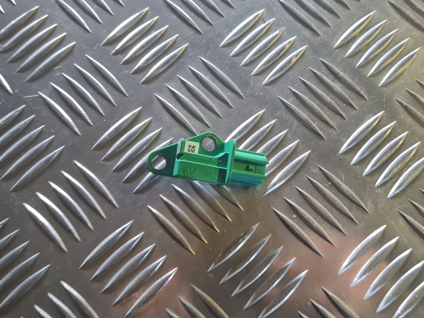 Drošības spilvena trieciensensors priekš VW GOLF 5 2004 1 Drošības spilvena trieciensensors priekš VW GOLF 5 2004