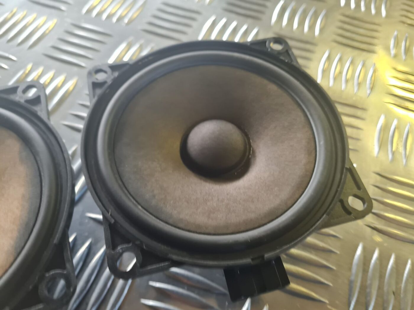 Durvju skaļrunis, augšā priekš VW GOLF 5 2004