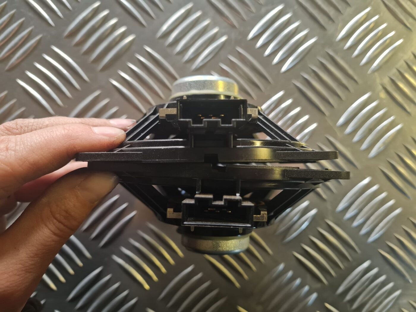 Durvju skaļrunis, augšā priekš VW GOLF 5 2004