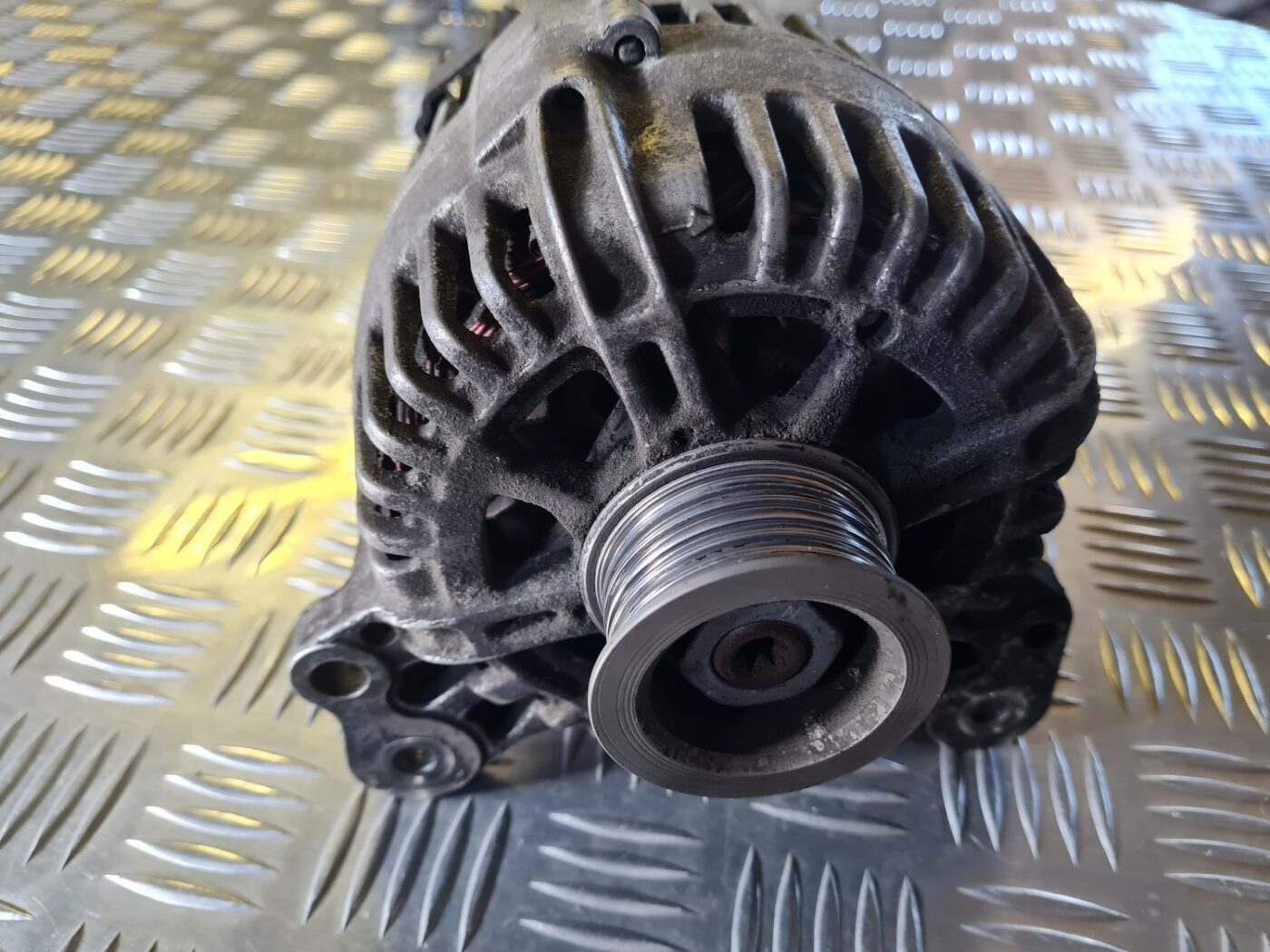 Ģenerators priekš VW GOLF 5 2004