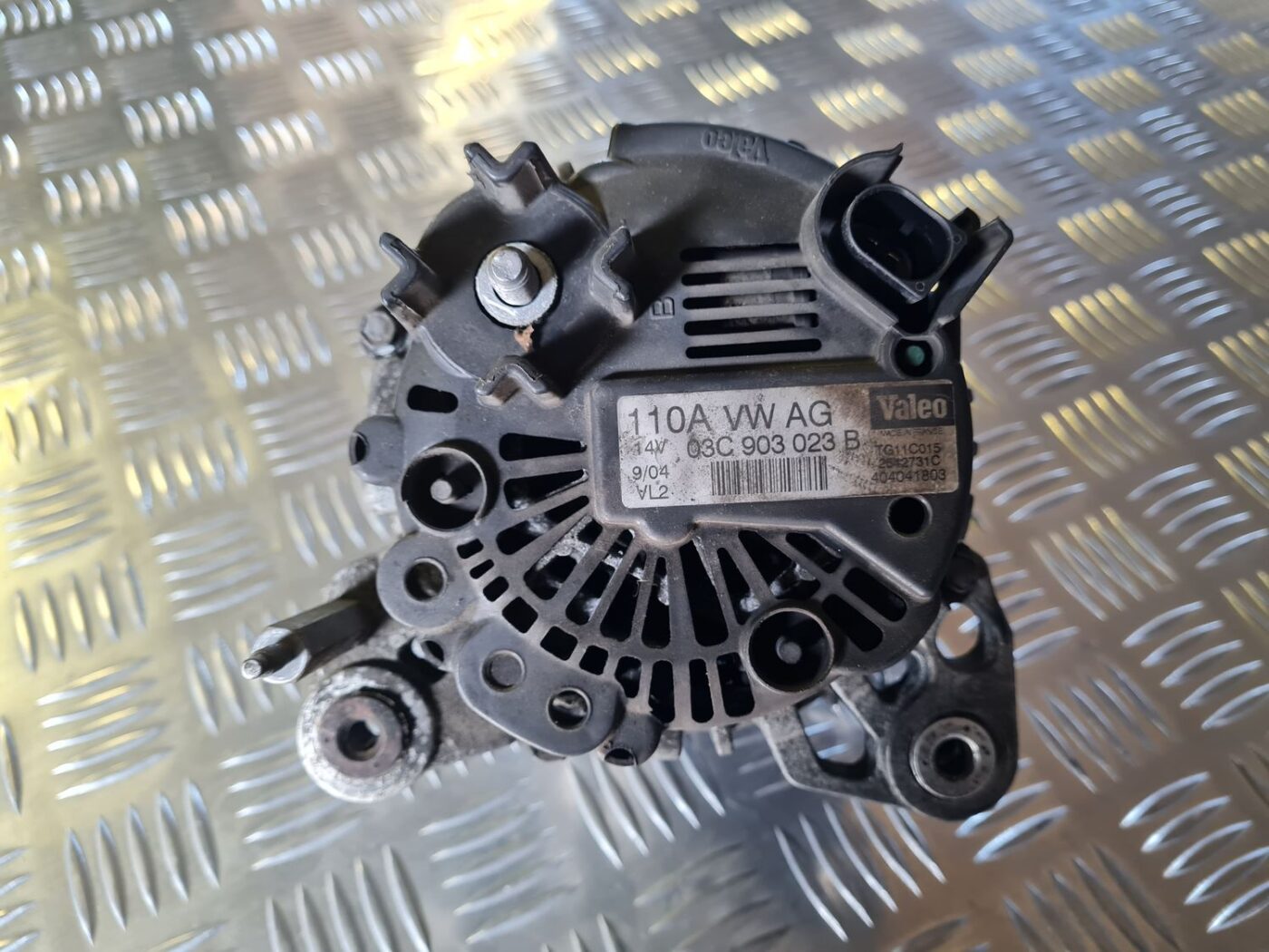 Ģenerators priekš VW GOLF 5 2004