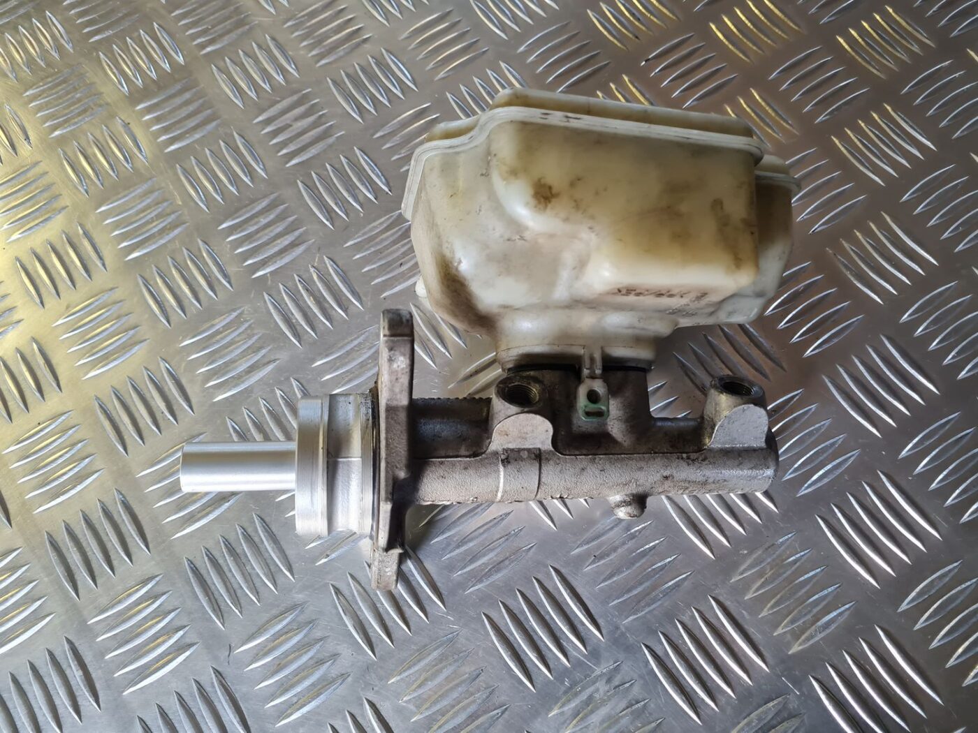 Bremžu pastiprinātāja galvenais cilindrs priekš VW GOLF 5 2004