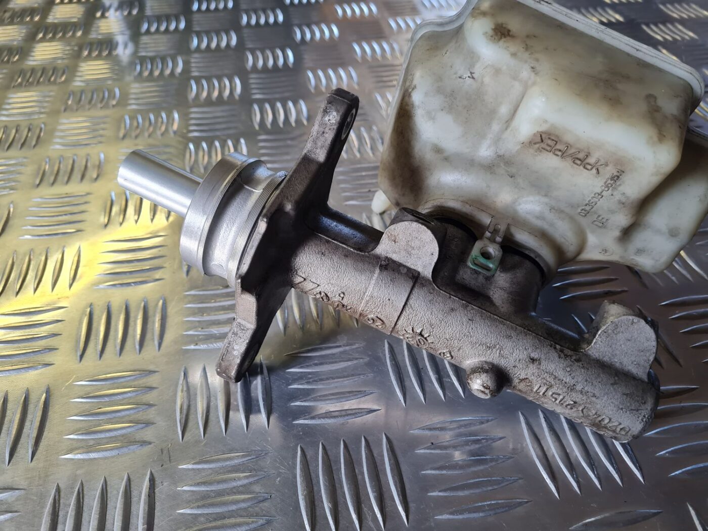 Bremžu pastiprinātāja galvenais cilindrs priekš VW GOLF 5 2004